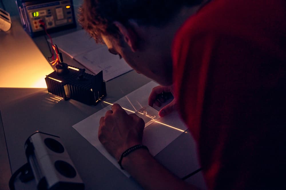 A High School student investigating the behaviour of light during a Physics lesson at La Garenne.