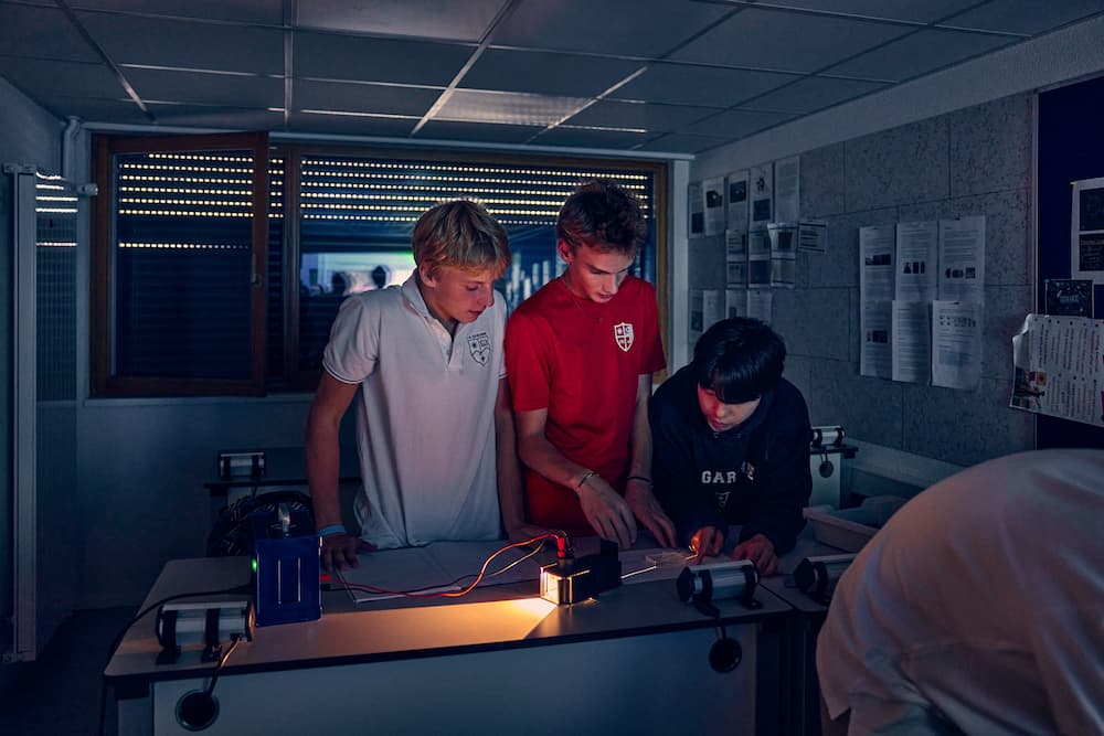 High School students working together during a practical Physics lesson at La Garenne.